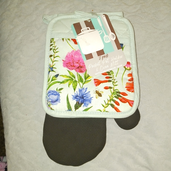 NWT! Pot Holder Sets (1 Mitt, 3  Pocket Pot Holders) - Picture 2 of 5